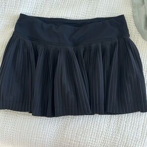 Lululemon black pleated skirtr